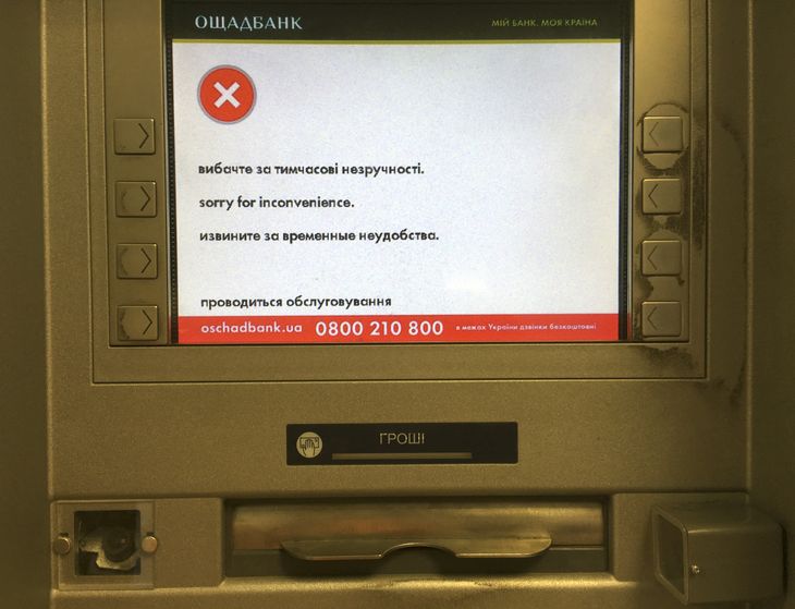 Her er en pengeautomat i Ukraine gået ned efter angrebet. Foto: Efrem Lukatsky/AP