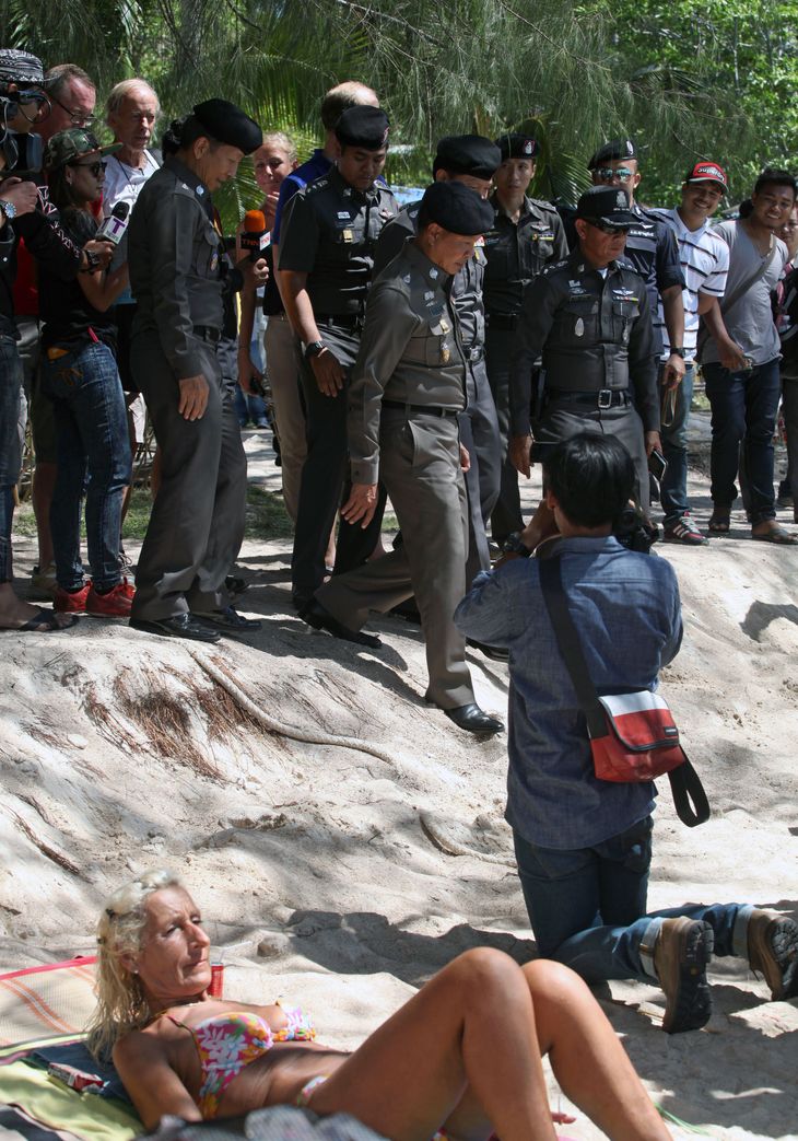 Politiet undersøger gerningsstedet for de to dræbte englændere, Hannah og David i 2014. Foto: Bangkok Post / Barcroft Media/ All Over Press