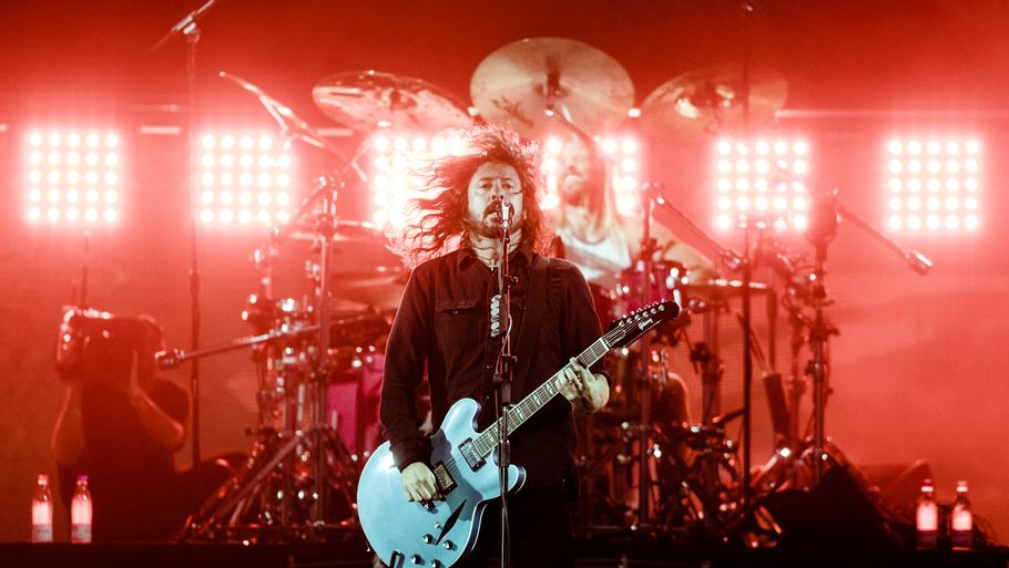 Dave Grohl i front for Foo Fighters, der spillede rockkomedie fra klokken 22:03 til 00:11. Foo Fighters får fire ud af seks stjerner. Foto: Per Lange
