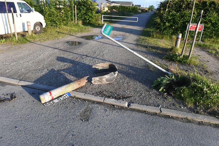Et vejskilt til en sidegade til Valmuestien og en betonpille fik en hård medfart, da manden lagde vejen forbi. Foto: Kenneth Meyer.