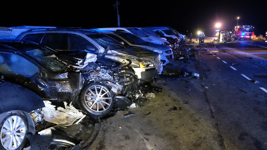 Et færdselsuheld gik lørdag nat ud over en autoforhandler og seks af hans biler. Foto: René Lind