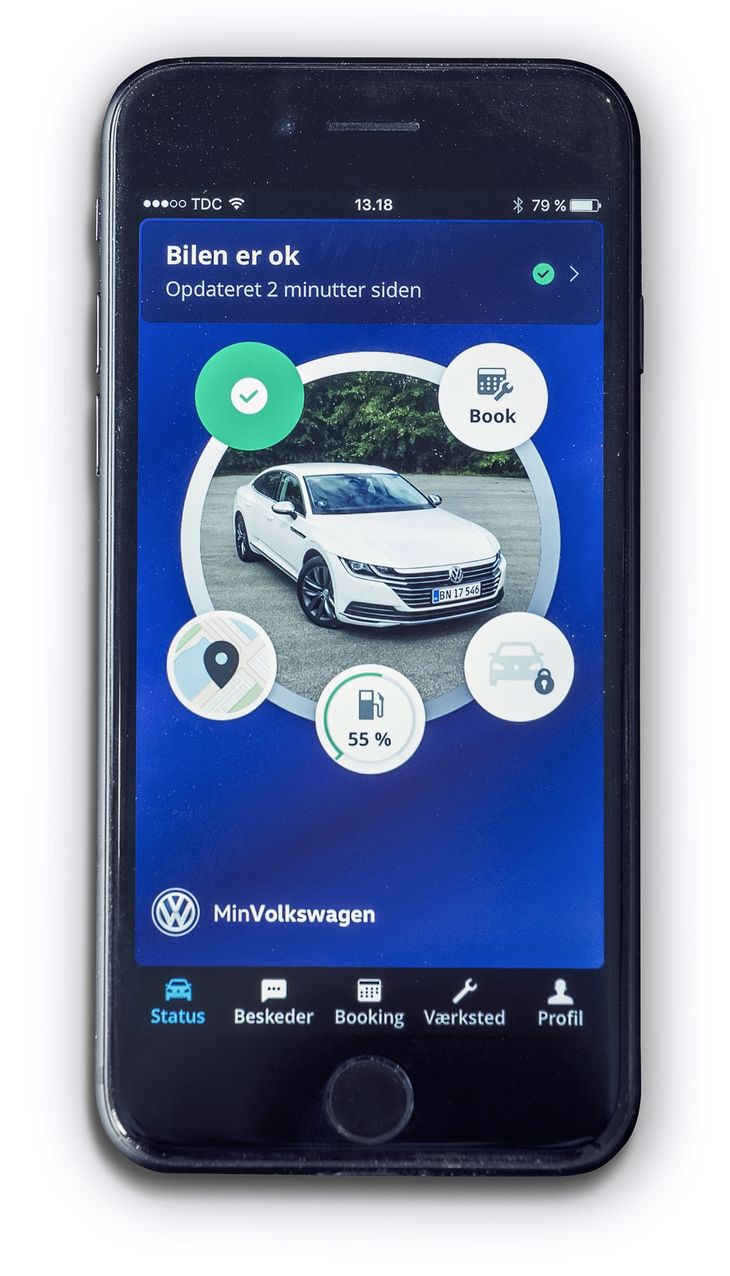 Min Volkswagen tilbydes fra midten af 2017 gratis til alle ejere af VW-modeller fra 2008 og frem. Det foregår ved, at der monteres en enhed i bilernes OBD-port sammen med et SIM-kort, som sender data til en valgt VW-forhandler og en app på bilejerens telefon. Foto: Thomas Hjortshøj 