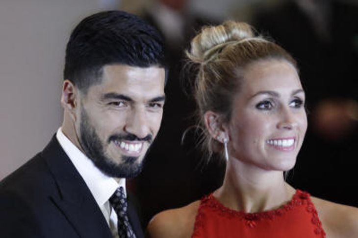  Luis Suarez og konen Sofia Balbi var gæster ved Messis bryllup. Foto: AP