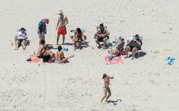 Chris Christie ses yderst til højre med sin kone på en strand, han havde beordret lukket for offentligheden. (Foto: AP)