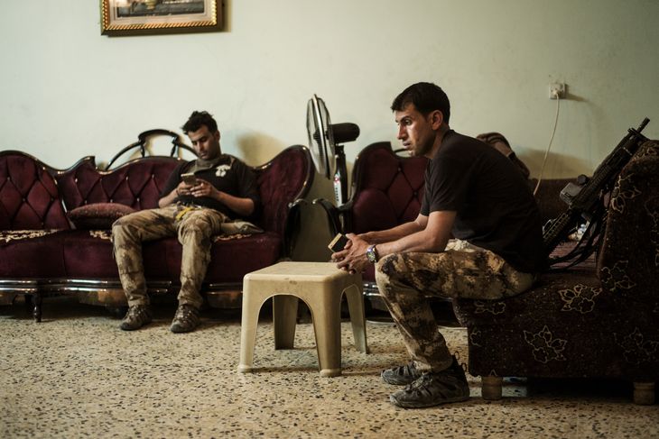 Der er kun tavshed tilbage, da de udmattede og sorgfuldte soldater vender hjem efter knap et døgn ved fronten, hvor Saïf og Haider har mistet to af deres kammerater. Foto: Rasmus Flindt-Pedersen