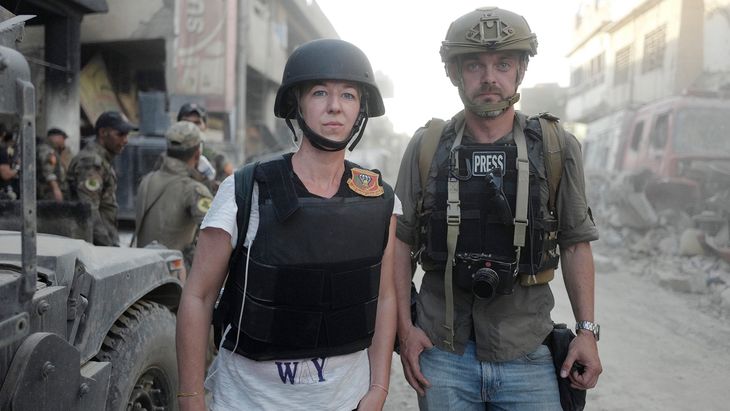 Ekstra Bladets folk følger slaget i Mosul. Her ses journalist Thea Pedersen og fotograf Rasmus Flindt Pedersen i den krigshærgede bys smadrede gader.