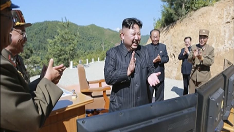 Kim Jong-un glæder sig over en vellykket prøveaffyring. Den seneste våbentest markerer en milepæl for det isolerede styre, som har en målsætning om at kunne nå USA' fastland med langtrækkende missiler. (Foto: AP)