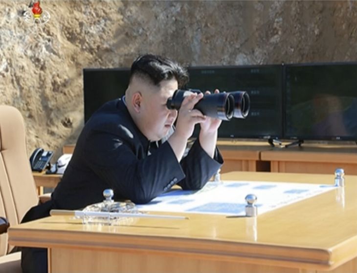 Nordkoreas leder Kim Jong-un her med en kikkert. Billedet viser ifølge Nordkoreas nyhedstjeneste lederen betragte testaffyringen i går. Foto: AP