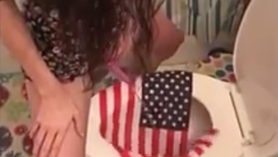 Her skræver Emily over toiletkummen og tisser på det amerikanske flag. (Foto: Privatfoto)
