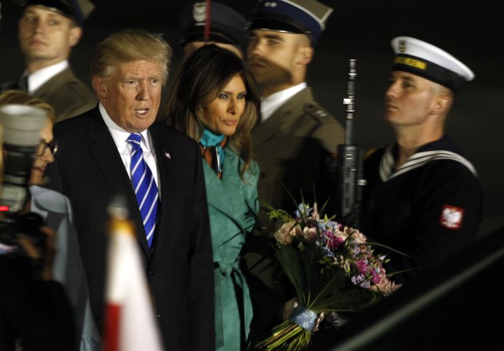 Trump spadserer forbi æresvagten i lufthavnen i Warsawa, da han ankommer til Polen. (Foto: AP)