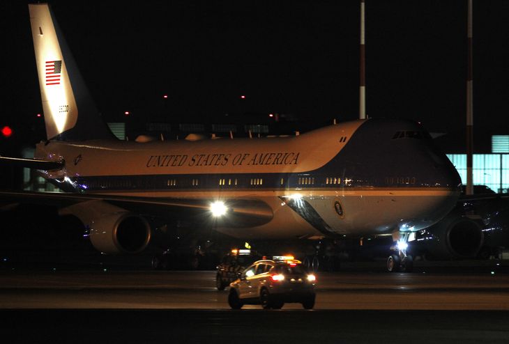 Air Force One med den amerikanske førstefamilie ankommer til Polen. (Foto: AP)
