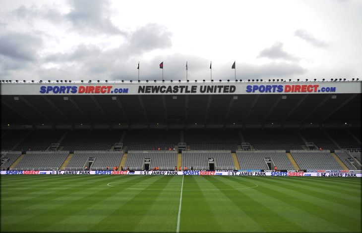 Der er vist ingen tvivl om, at Mike Ashley ejer både Sports Direct og Newcastle United. Holdets hjemmestadion er plastret til med reklamer for hans tøjfirma. Foto: AP/Richard Lee. 