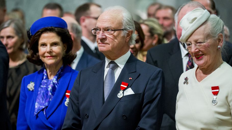 Kong Carl Gustav giver sin 77-årige kusine Margrethe baghjul, når det gælder officielle pligter. Foto: AP