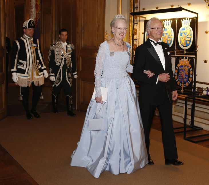 71-årige Carl Gustav er noget mere flittig end sin kongelige kusine. Foto: AP