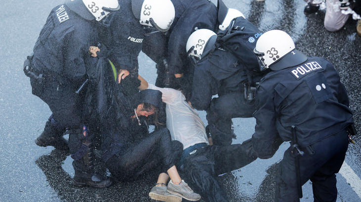 Politiet anholder en demonstrant. (Foto: AP)