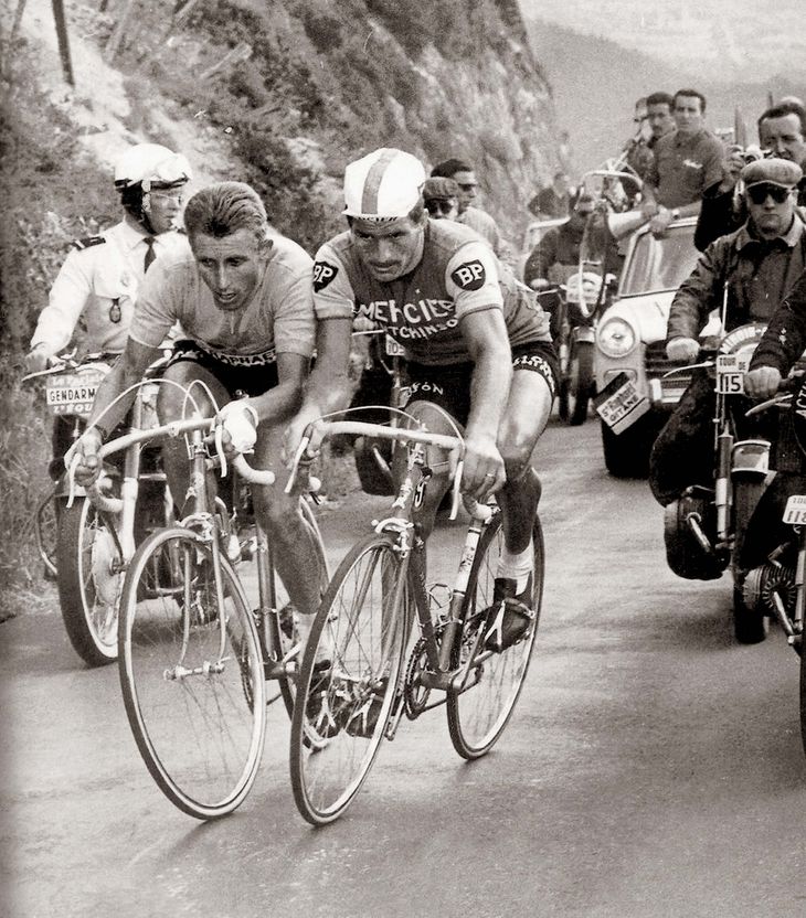 Et af cykelsportens kendteste billeder: De evige rivaler Jacques Anquetil (tv) og Raymond Poulidor kæmper side om side på Puy de Dôme i Tour de France 1964. Poulidor vandt etapen, men Anquetil forsvarde sin gule førertrøje og vandt løbet samlet for femte gang. Foto: Photosport Int/REX.