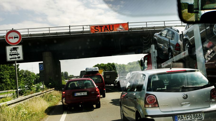 Hvis motorvejen stopper til i Tyskland, og din GPS anbefaler dig at dreje fra, så tøv en kende. Ofte kan det kun betale sig at køre fra motorvejen, hvis den er spærret pga. uheld. Foto: /ritzau