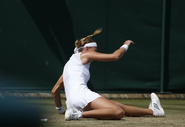 Kristina Mladenovic glider under sin kamp mod Alison Riske tidligere i turneringen. (Foto: AP)