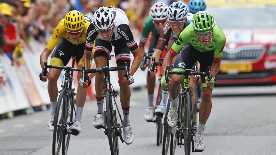Rigoberto Urán i den grønne trøje er med helt fremme i klassementet med godt en uge tilbage af Tour de France. (Foto: AP)