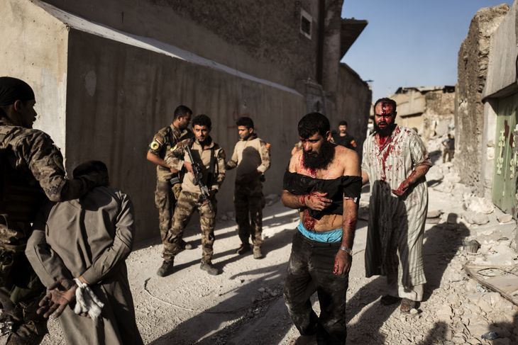Formodede IS-krigere taget til fange af de irakiske soldater fra Golden Division. Foto: Rasmus Flindt Pedersen