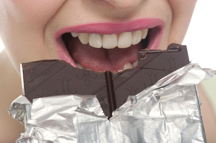 Jævnlig indtag af mørk chokolade kan også modvirke demens. (Foto: All Over Press)