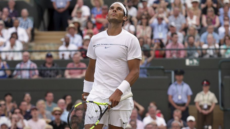 Rafael Nadal tabte overraskende i fjerde runde af Wimbledon til Gilles Müller efter en maratonkamp, der varede knap fem timer. Foto: AP/Tim Ireland.