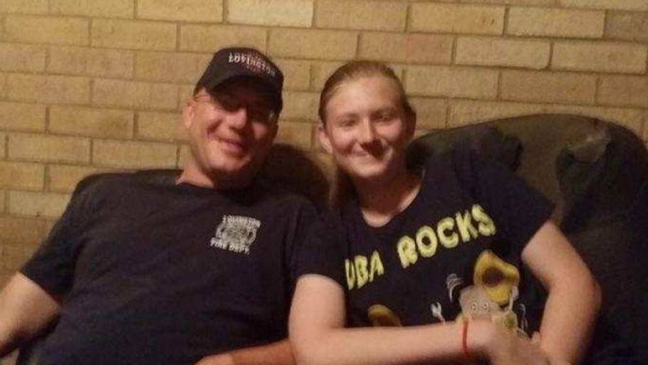 Madison Coe sidder her sammen med sin far Logan Coe, der er brandmand i byen Lovington.(Foto: Privatfoto)