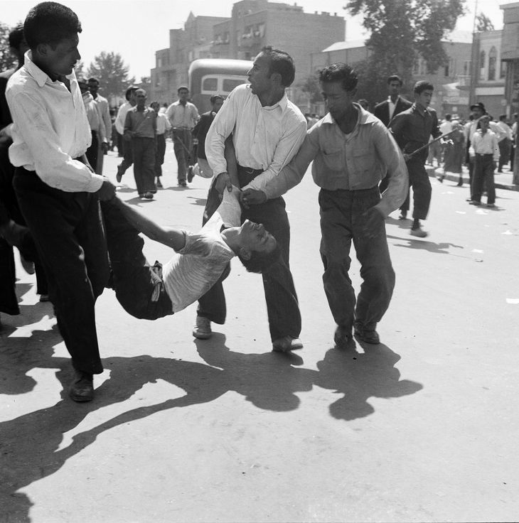 Gadekampe i Teheran i forbindelse med kuppet i 1953. Foto: AP