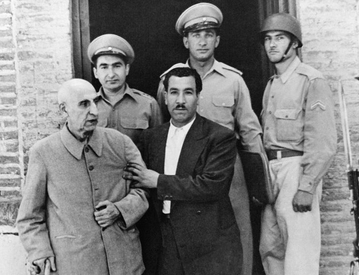 Mohammad Mossadegh (tv) bliver støttet af sin chauffør, Hassan Agha, da han efter tre års fængsling bliver løsladt. En fri mand blev han dog ikke. Frem til sin død i 1967 levede han i husarrest. Foto: AP