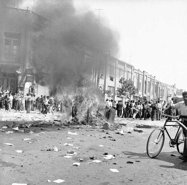 Gadekampe i Teheran den 19. august 1953. Foto: AP