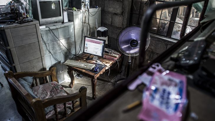 I små lokaler  i såkaldte sexreder sidder børn foran computerskærmene og klæder sig af for mænd på den anden side af jorden. Ekstra Bladet har besøgt en af sexrederne i Filippinerne. Foto: Anthon Unger