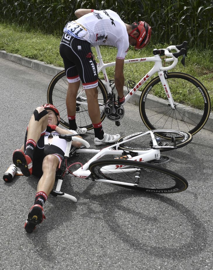 Contador var i asfalten igen i dag. Værre gik det dog ud over hans liggende holdkammerat Michael Gogl. Foto: AP