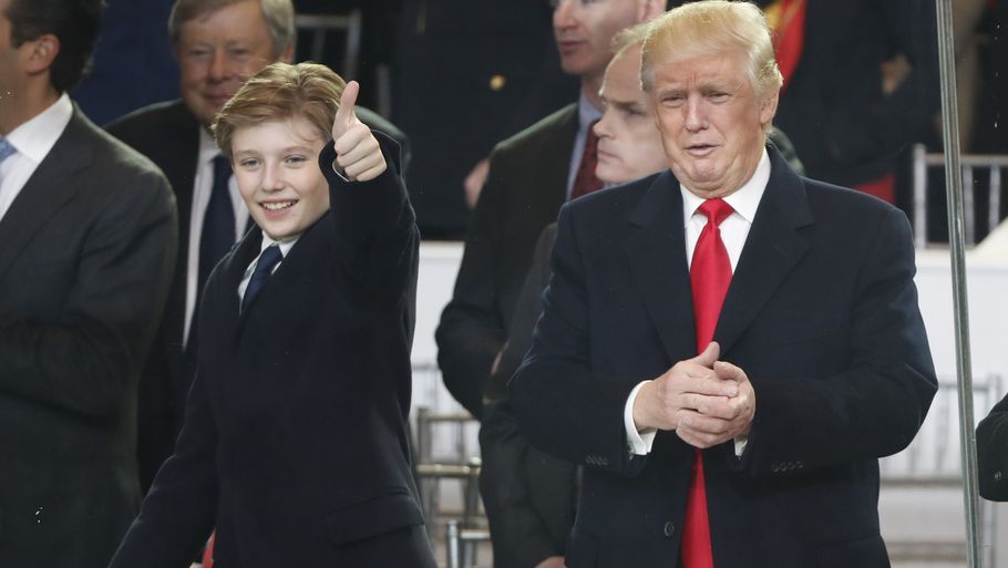 Præsident Donald Trump sammen med sin søn Barron under sin indsættelse som præsident i Washington fredag 20. januar i år. Foto: AP