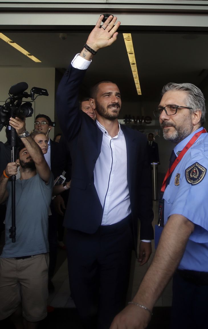 Leonardo Bonucci blev modtaget som en helt, da han ankom til Milano for at færdiggøre sit skifte til AC Milan (Foto: AP)