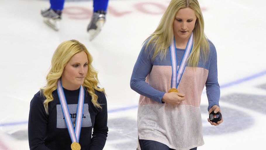 De amerikanske ishockey-kvinder har smidt tøjet i samme magasin som Caroline Wozniacki. Foto: All Over