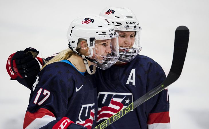 De amerikanske ishockey-kvinder smider tøjet. Foto: All Over