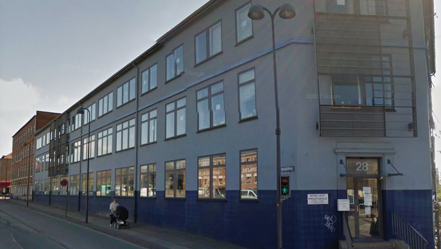 Skolens bygninger blev sidste år købt af firma med forbindelse til en svensk religiøs forening og verdensomspændende islamisk organisation. Foto: Google Maps