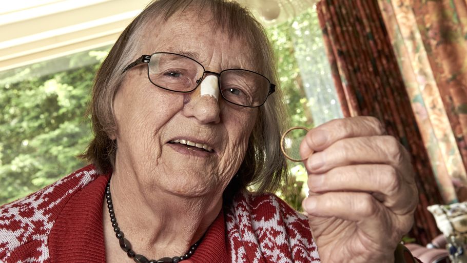 89-årige Elly Østergaard Pedersen her med ringen, der i 72 år har ligget i det midtjyske muld. Foto: Claus Bonnerup.