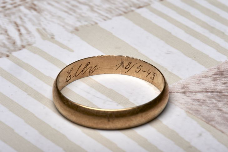 I ringen er indgraveret 'Elly' og datoen for, hvornår Viggo friede. Den 18. maj 1945. Foto: Claus Bonnerup.