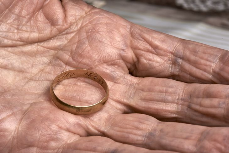 Det var to historieentusiaster, der fandt ringen, da de var ude på en mark i Mønsted med en metaldetektor. Via Facebook, nåede ringen sin rette ejermand. Foto: Claus Bonnerup.