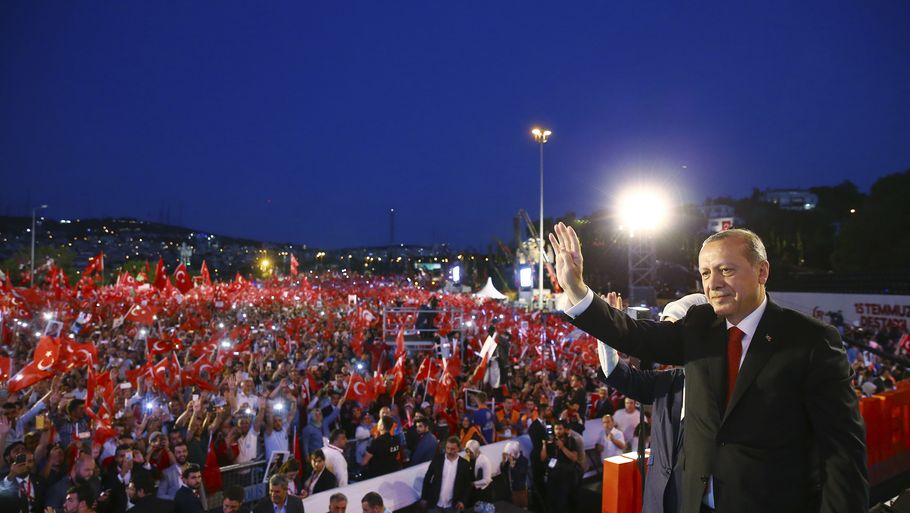 - For det første vil vi hugge hovederne af disse forrædere, siger Erdogan. Foto: AP