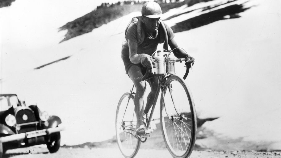 Vicente Trueba på vej op ad Galibier i Alperne. Billedet er formentlig taget i 1933, da Trueba som den første vandt den nyindstiftede bjergkonkurrence i Tour de France. Foto: All Over Press.