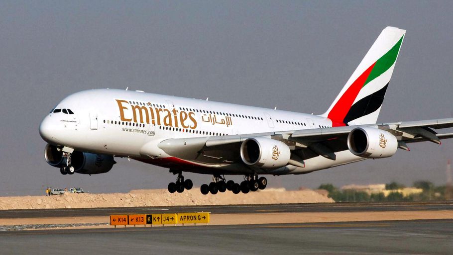 En Emirates Airbus A380 er verdens største passagerfly. Foto: AP