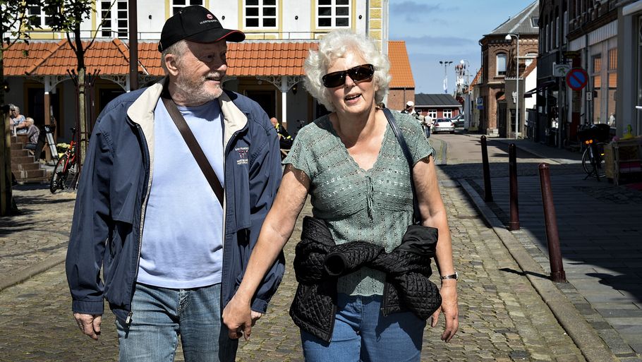 Johannes Vigh og Birgit Bjerg nyder, at de kan gå rundt til alt i Lemvig, som de aldrig flytter fra, selvom der er langt til hospitalet. Foto: Ernst Van Norde.