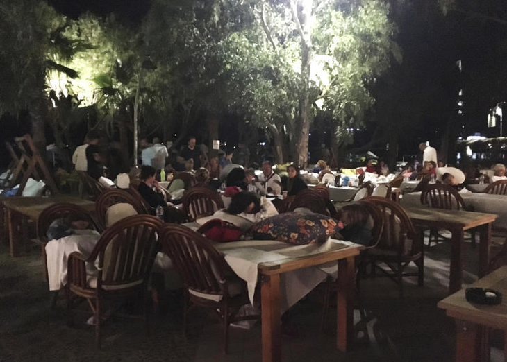 Chokerede turister forsøger at sove udendørs i den tyrkiske by Bitez. Foto: AP Photo/Ayse Wieting