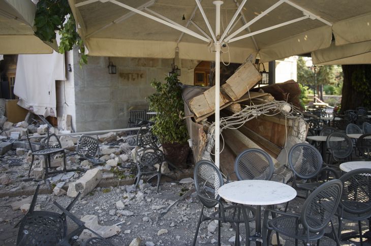 Alt blev også ødelagt på en nærliggende cafe. Foto: Jonas Olufson