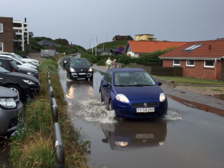 Kraftige regnskyl ved Henne Strand i Vedtjylland. Foto: Claus Jessen