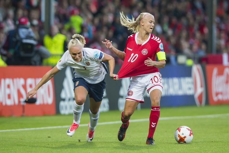 Danmark og Pernille Harder måtte slide for 1-0-sejren over Norge. Foto: Erik Pasman