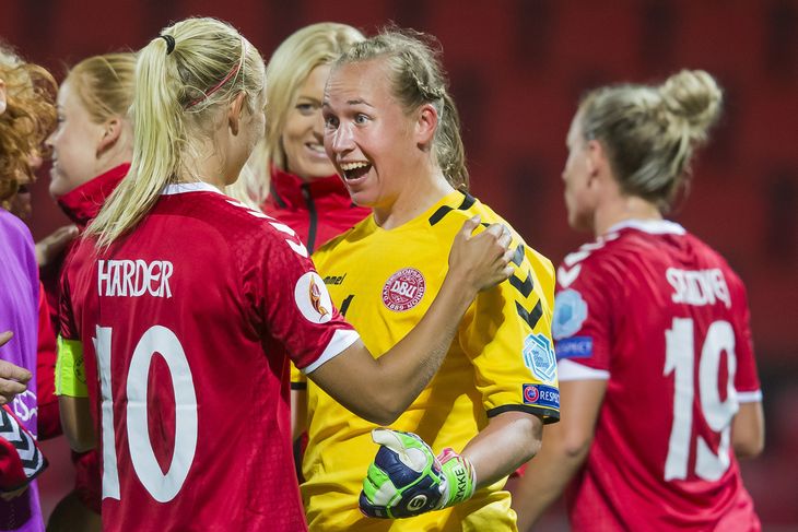 Stina Lykke (i gult) blev den danske helt i sejren mod Norge. Foto: /ritzau/Erik Pasman
