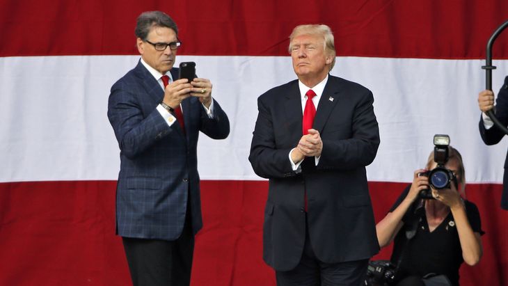 Energiminister Rick Perry fotograferer Trump under talen til spejderne. Foto: AP 